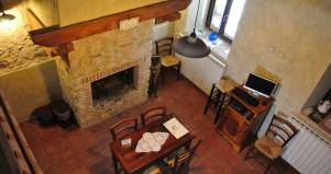 Rivestimento camino in legno albergo Robur Marsorum